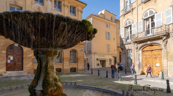 A moss-covered street fountain in the old town of Aix-en-Provence