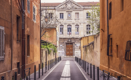 Narrow pedestrian street in the old town of Aix-en-Provence