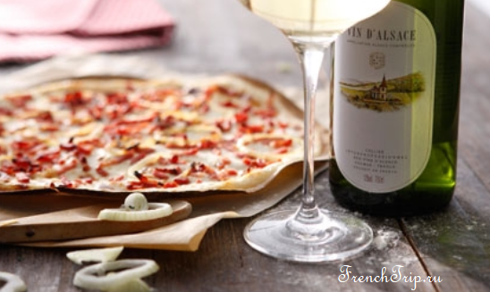 Tarte flambée with a glass of Alsace white wine