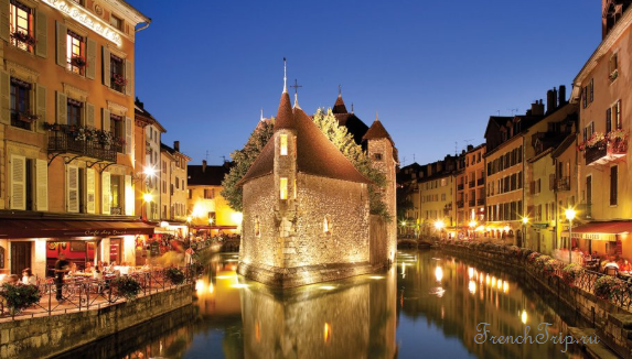 The Palais de l'Ile standing in the middle of the Thiou canal in Annecy