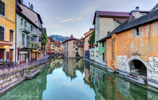 A canal in the old town of Annecy with pastel houses on both banks