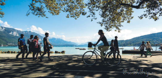 The lakefront promenade at Annecy with cyclists and walkers
