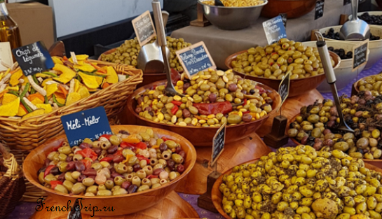 Marinated olives on a Provençal market stall