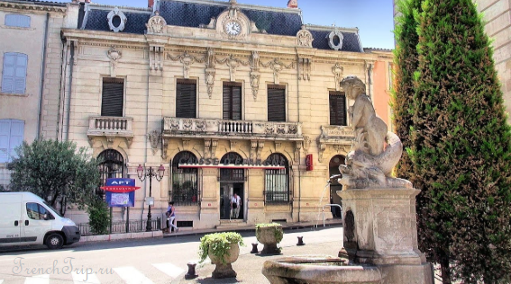 The town hall square in Apt