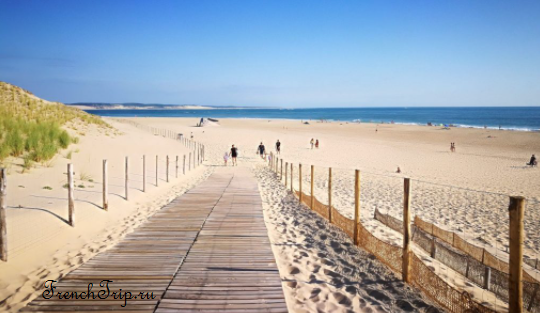Boardwalk through the dunes to the ocean beach near Arcachon