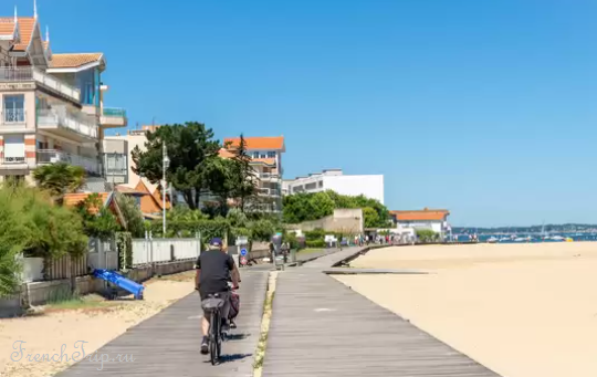 The seafront promenade and beach at Arcachon