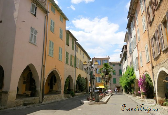 The arcaded square at the top of Biot
