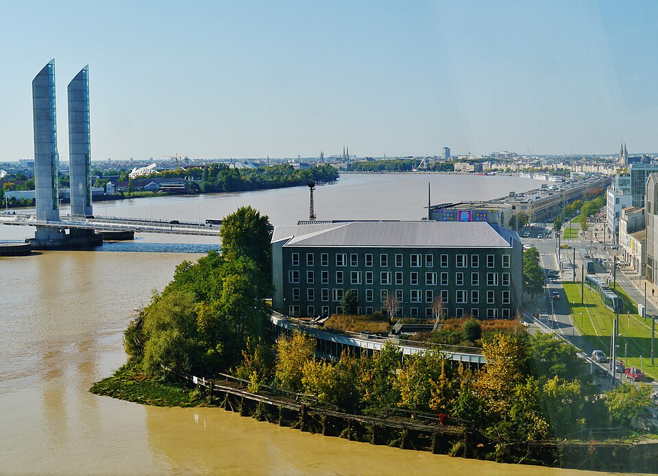 La Cité du Vin on the Garonne in Bordeaux