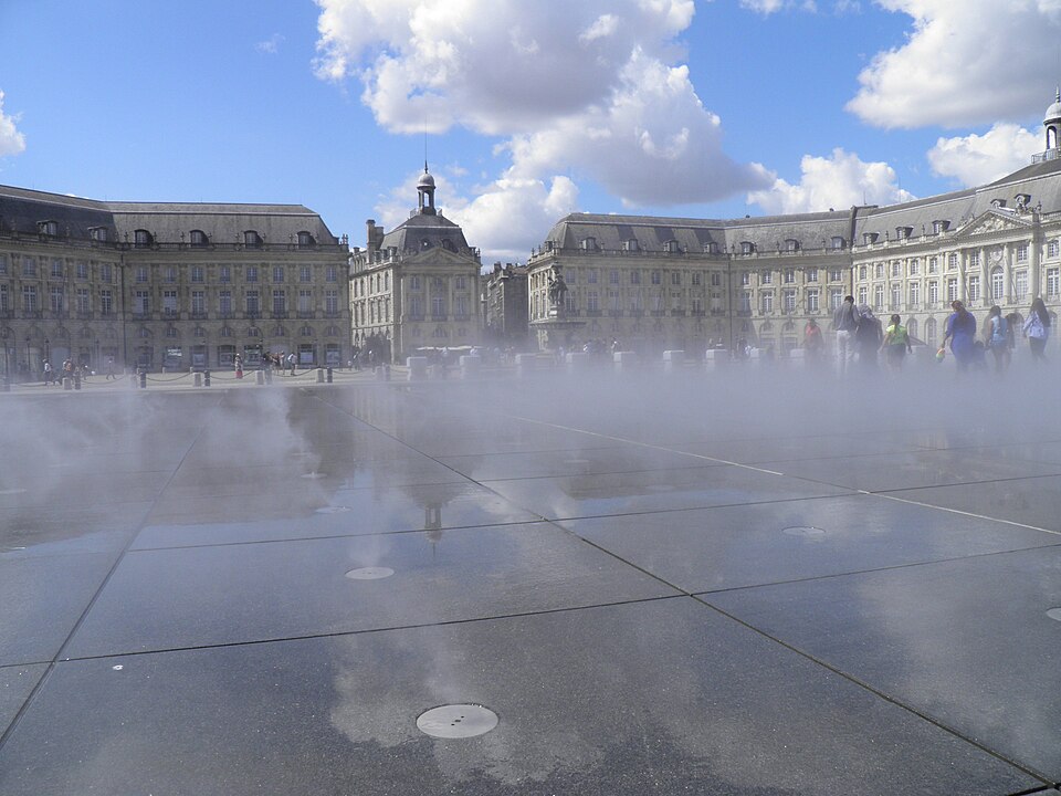 The Place de la Bourse and the miroir d'eau in Bordeaux