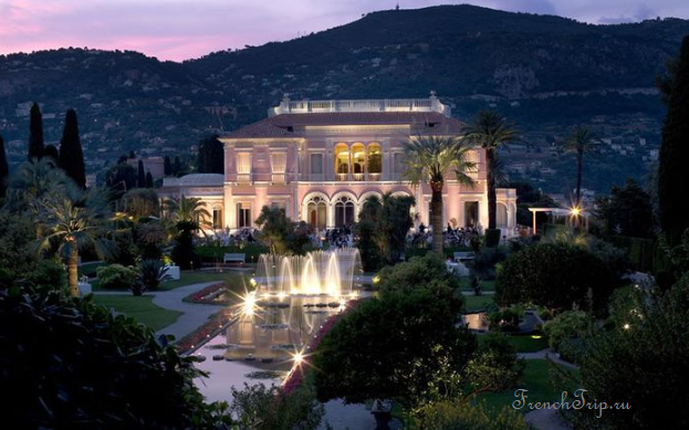 The Villa Ephrussi de Rothschild and its fountains in the evening