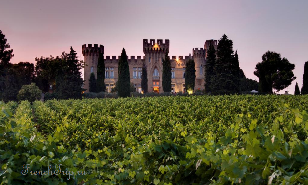 The ruined papal castle at Châteauneuf-du-Pape at dusk