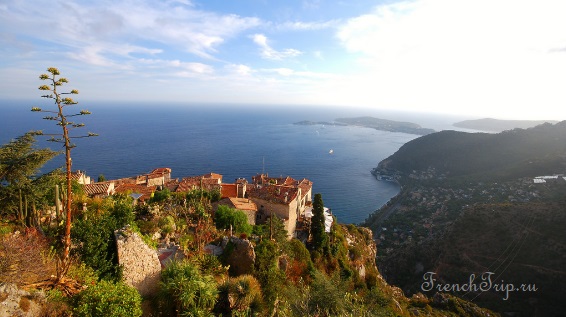 The shore at Èze-sur-Mer below the corniche