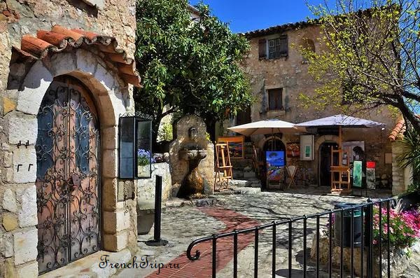 Stone doorway and small gallery in Èze-le-Village