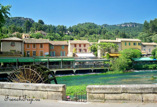 The old paper mill waterwheel on the Sorgue