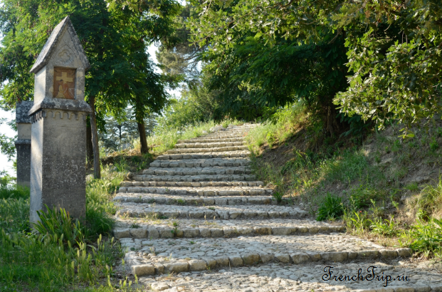 The stepped path climbing to the citadel of Forcalquier
