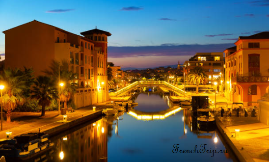 Port-Fréjus in the evening, the marina and the ochre buildings around it