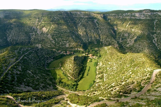 The Cirque de Navacelles, a deep meander cut into the causse