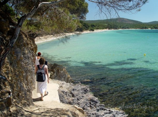 The coastal path and a cove near Hyères