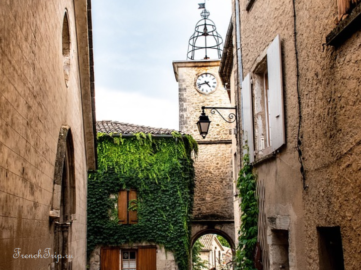 The clock tower and a lane in Lurs