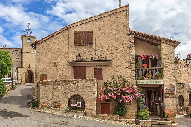 A stone house with flowers in Lurs