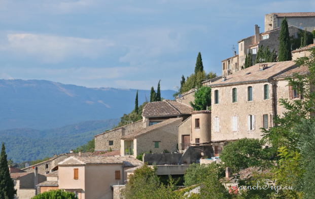 Rooftops of Lurs against the Durance valley