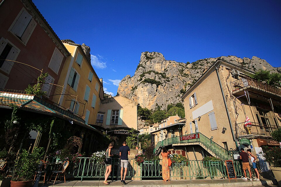 Moustiers-Sainte-Marie beneath the cliffs