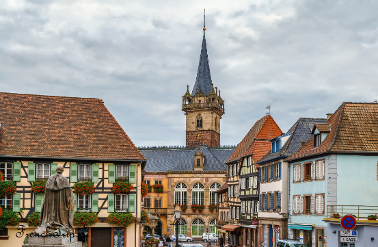 The Kapellturm belfry above the houses of Obernai