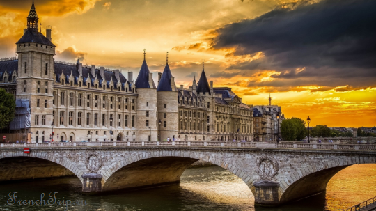 The Conciergerie on the Île de la Cité at sunset
