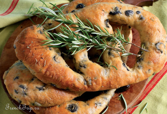 Fougasse, the Provençal olive bread