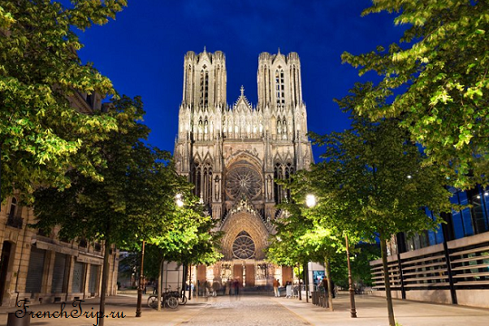 Reims cathedral floodlit in the evening