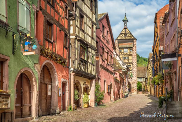 The main street of Riquewihr with the Dolder tower at the end