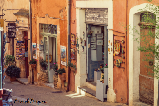 An ochre-rendered street in Roussillon
