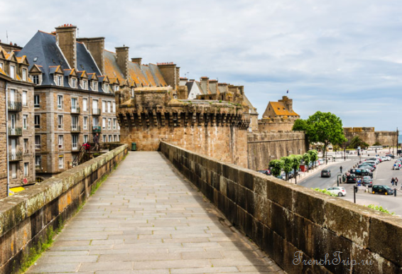 The rampart walk at Saint-Malo above the streets