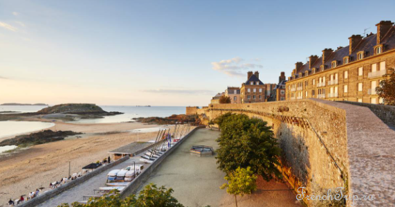 The beach and ramparts of Saint-Malo at low tide