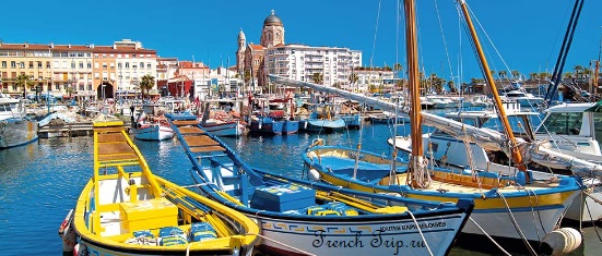 Restaurant terraces by the old port of Saint-Raphaël