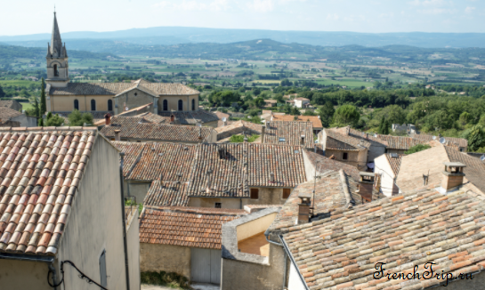 The roofs of Saint-Rémy-de-Provence with the Alpilles behind