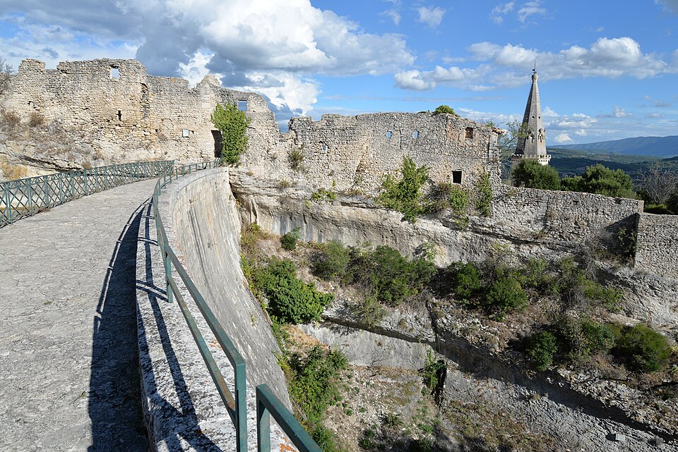 The path up to the castle ruins at Saint-Saturnin-les-Apt