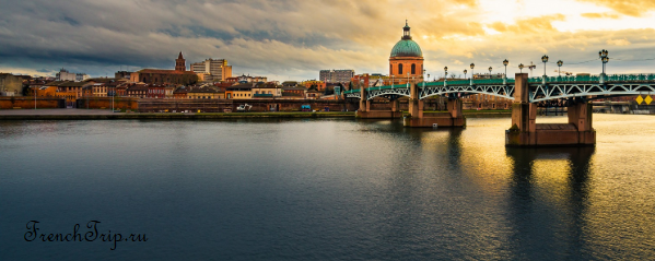 Place du Capitole in Toulouse with the town hall facade