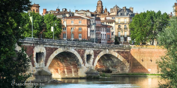 The Garonne river and the Pont Neuf in Toulouse at sunset