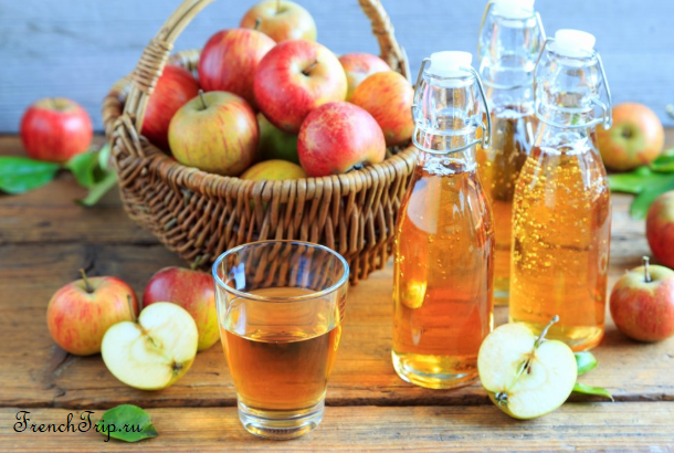 Bottles of cider and apples from the Pays d'Othe