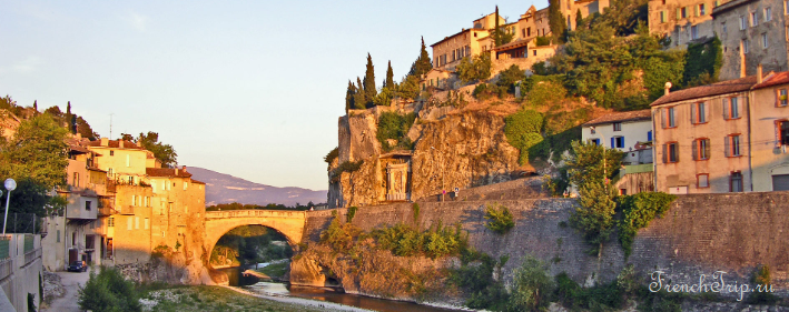 The Roman bridge and the upper town of Vaison-la-Romaine
