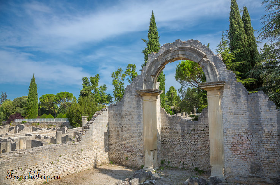 Roman ruins and a standing arch at Vaison-la-Romaine