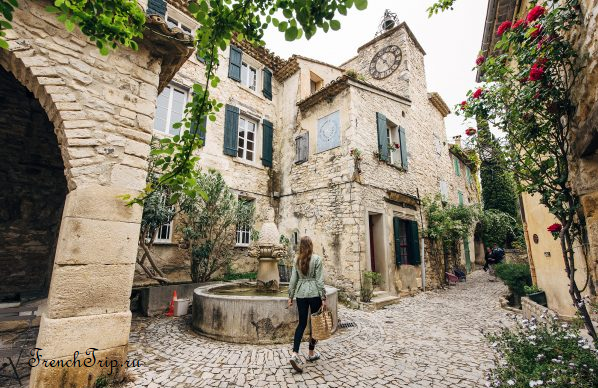 A cobbled street in the village of Séguret