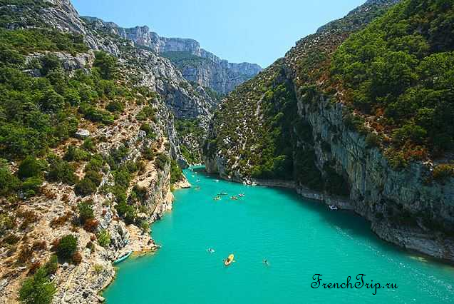 The turquoise Verdon river between the limestone walls of the Grand Canyon du Verdon