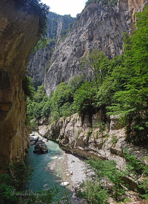 Looking down into the Verdon canyon from the rim road