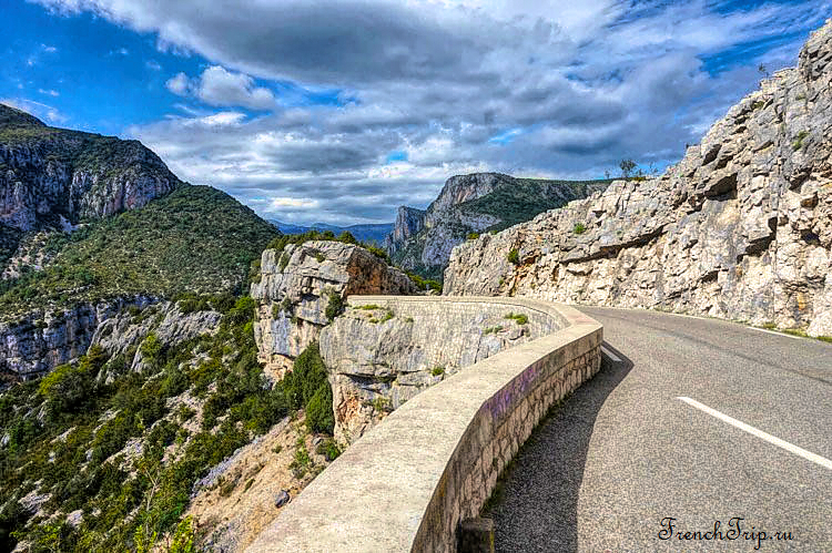 The Corniche Sublime road along the southern rim of the Verdon gorge