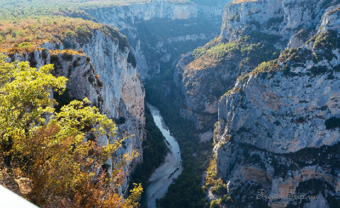 Kayaks on the green water of the Verdon