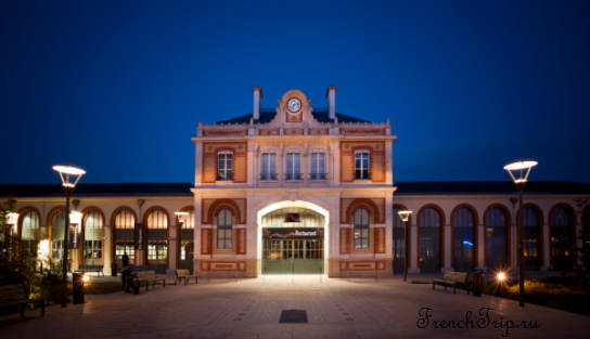 The railway station of Vichy at night