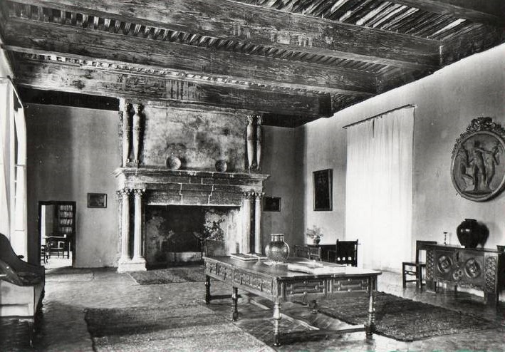 File:Château de Lourmarin la Sallestre et sa cheminée monumentale.jpg