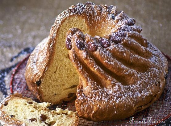 Kougelhopf, the fluted Alsatian brioche with raisins and almonds